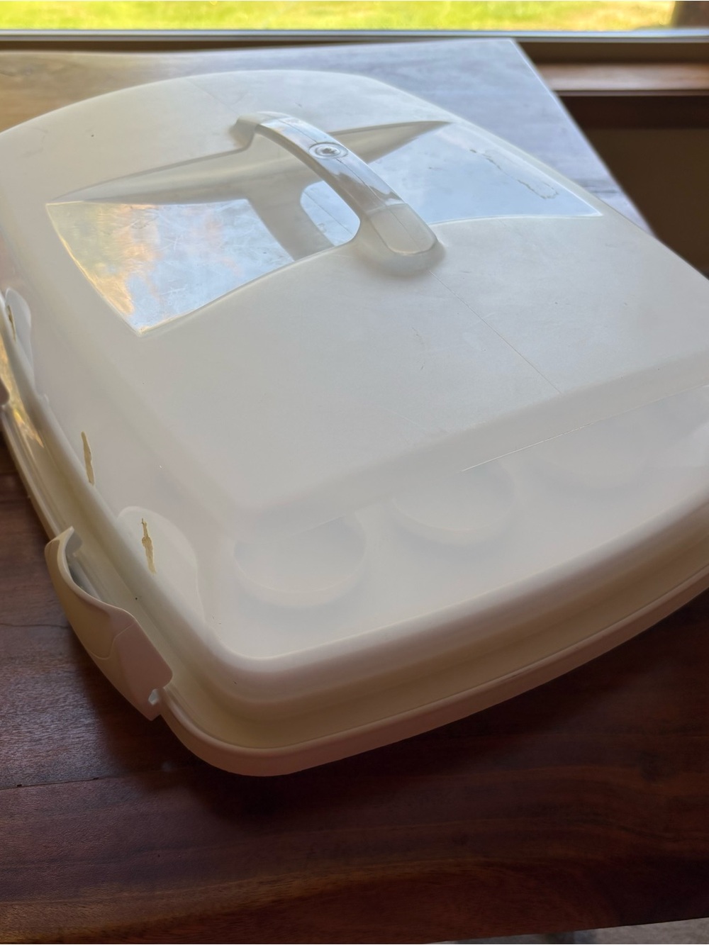 Wilton White Plastic cupcake Cake Carrier with Handle